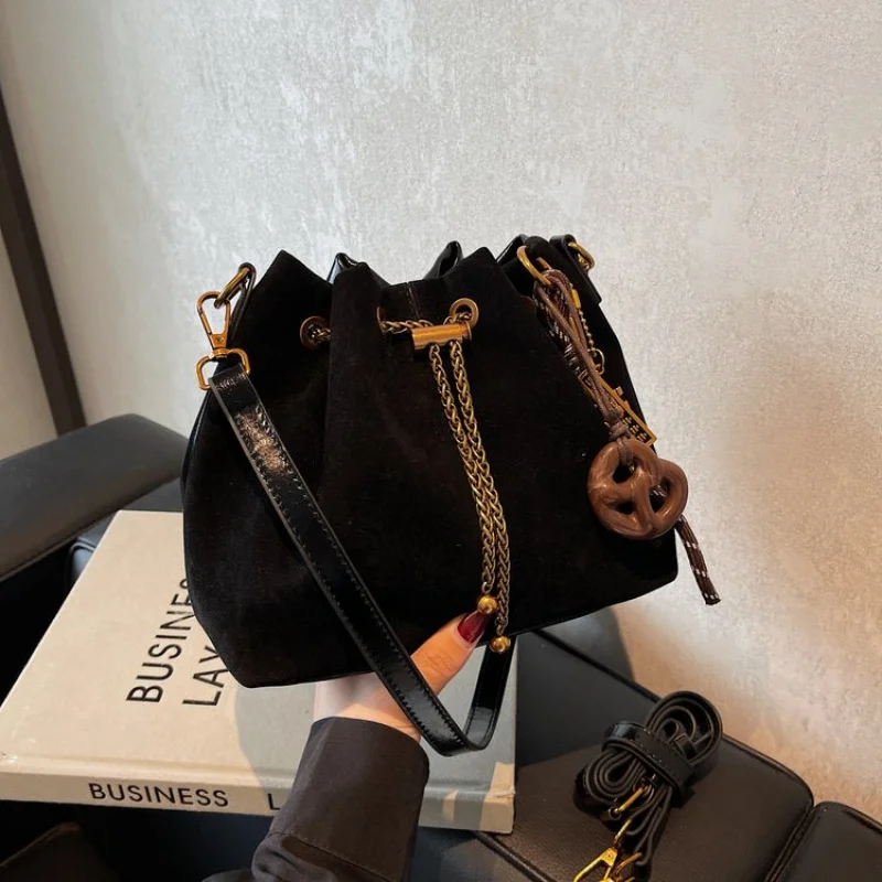 

Famous Designer Leather Messenger Bag For Women Shoulder Carry Option Popular Classic And Elegant Finish