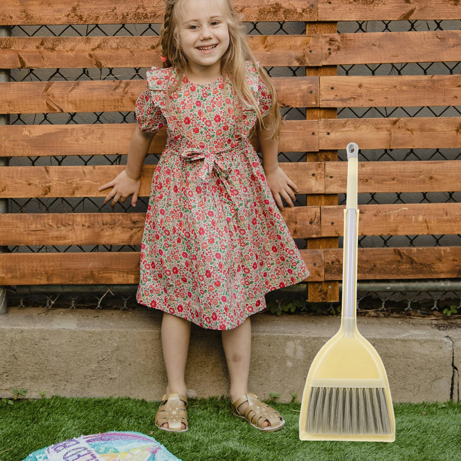 مجموعة واحدة من مجارف مكنسة الأطفال بتصميم رائع لألعاب لعب الأدوار للأطفال تعزز الخيال والإبداع