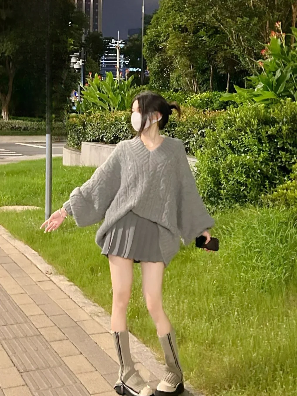 

Зимний модный комплект: свитер и юбка, свободный крой, из молочного хлопка, повседневный костюм из двух предметов, полиэстер, V-образный вырез, длинный рукав