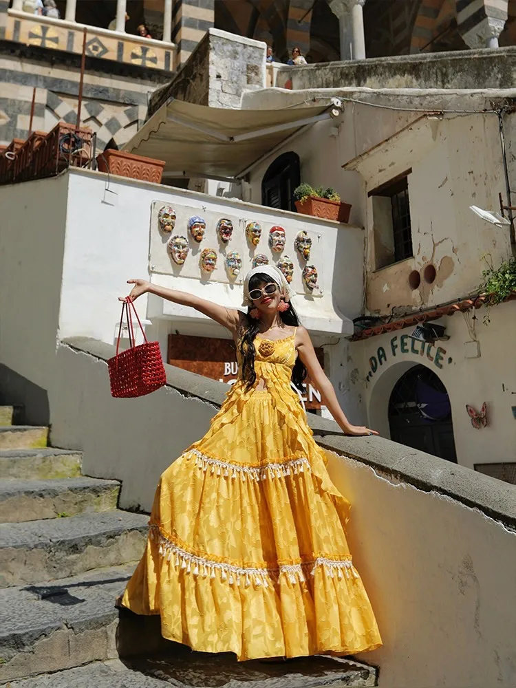 A vacation-style yellow tassel jacquard high-waisted skirt with large swing