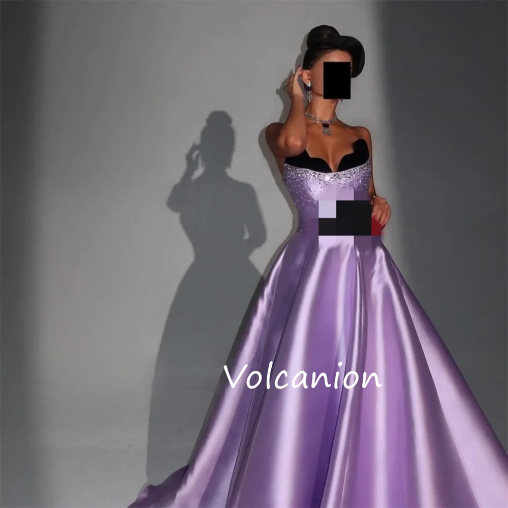 فساتين طويلة مخصصة رائعة من Charmeuse مطرزة على شكل حرف A بدون حمالات مناسبة مخصصة بجودة عالية