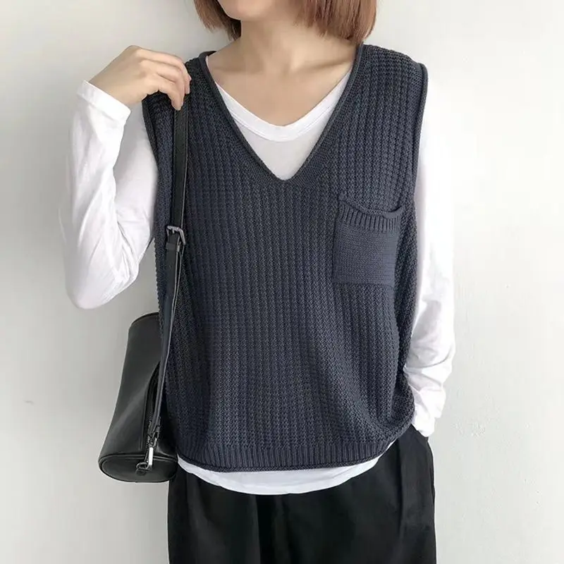 2023 Spring and Autumn New Large Fat MM Super Fire Short Camback Solid Color V-neck Western Style Knitted Vest Tops