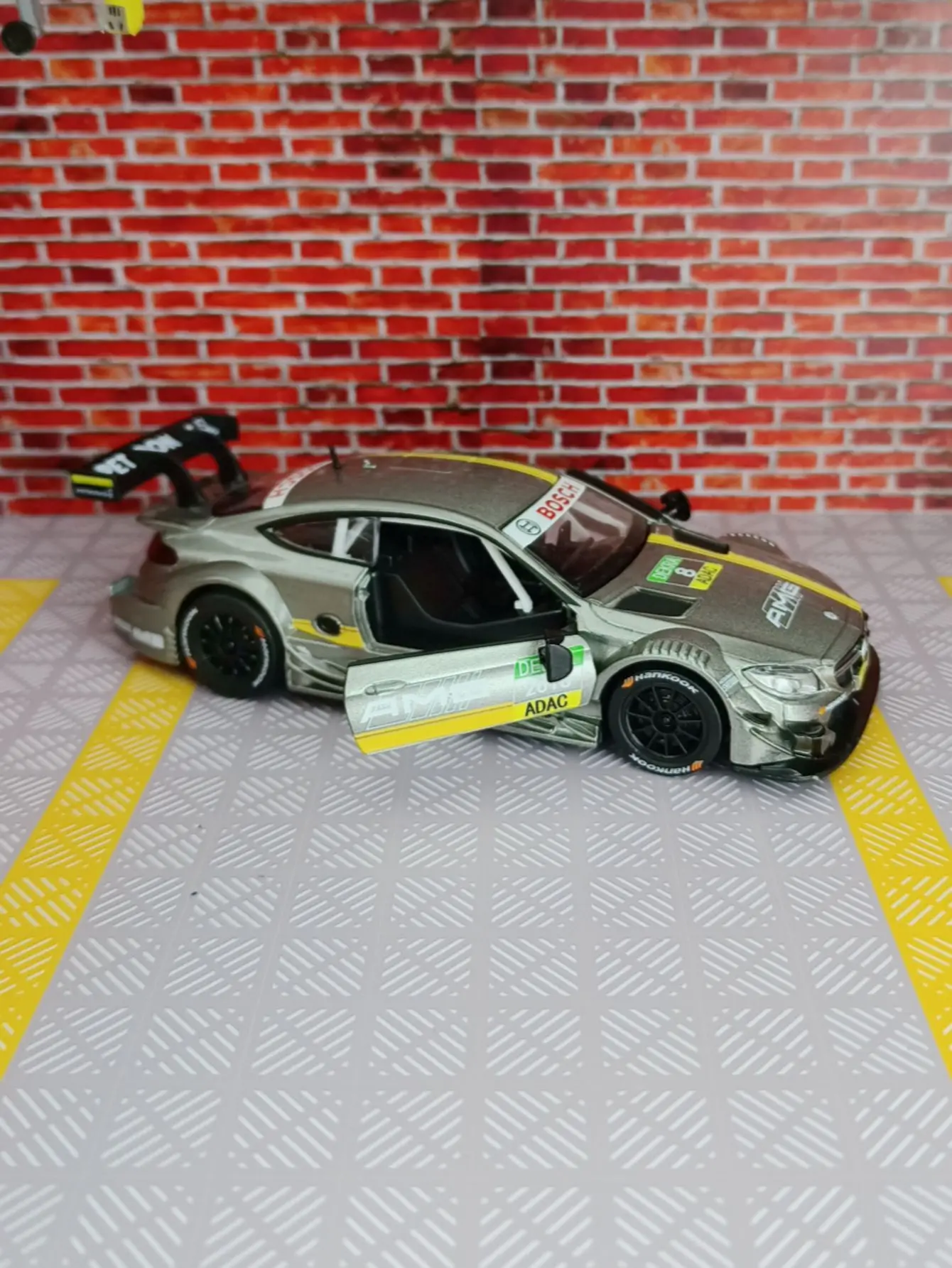 

Модель раллийного автомобиля Mercedes AMG C63 DTM из сплава, масштаб 1:32, с открывающимися дверями, имитацией звука и света, детализированная.