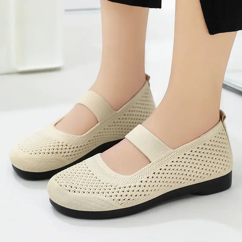 Sapatos baixos macios de fundo plano para mulheres de meia idade e idosas, sapatos de mãe respiráveis casuais, sapatos preguiçosos de tecelagem de malha, verão, novo, 2022