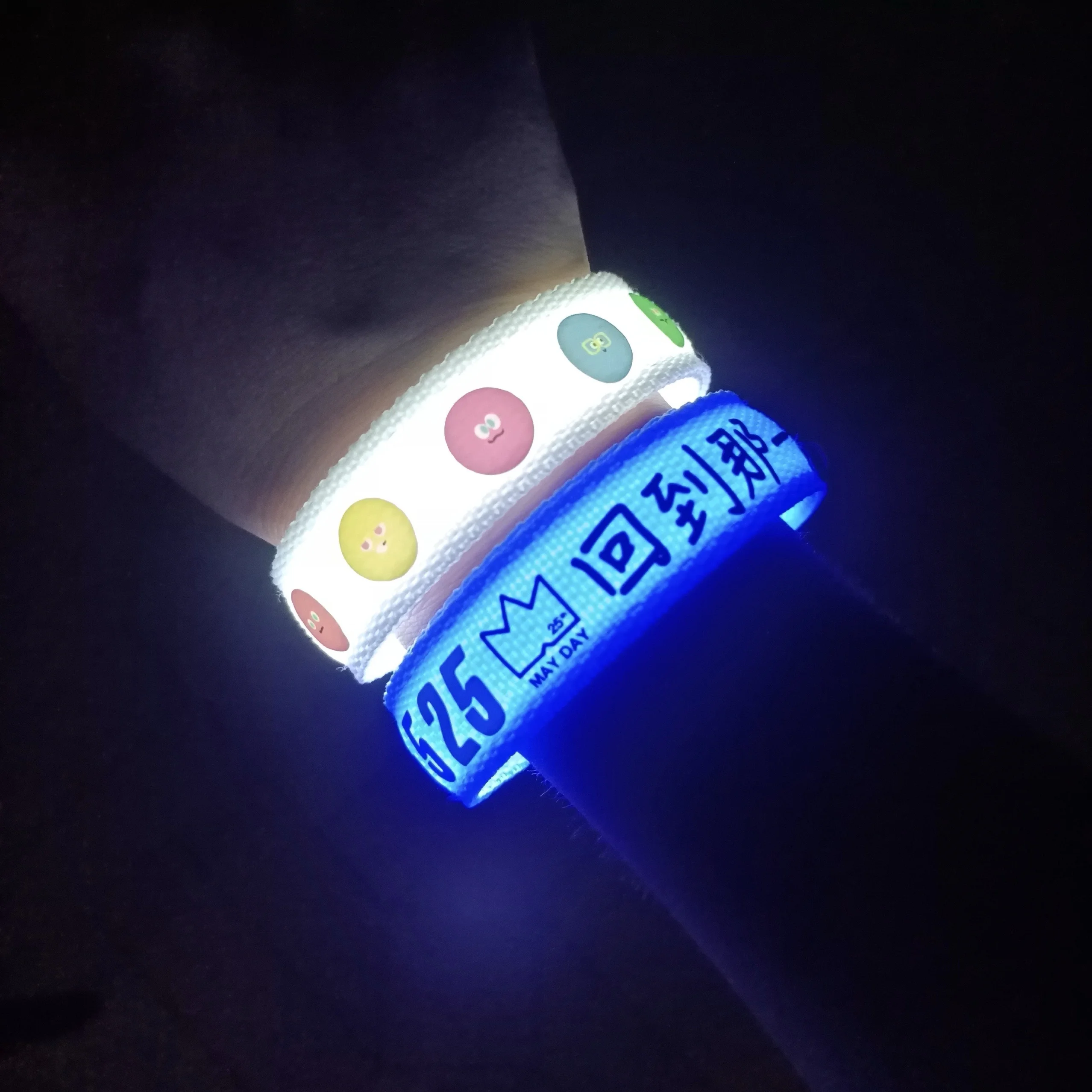 pulseiras-luminosas-mayday-5525-aderecos-para-festivais-de-musica-e-eventos-bracadeiras-luminosas-para-shows