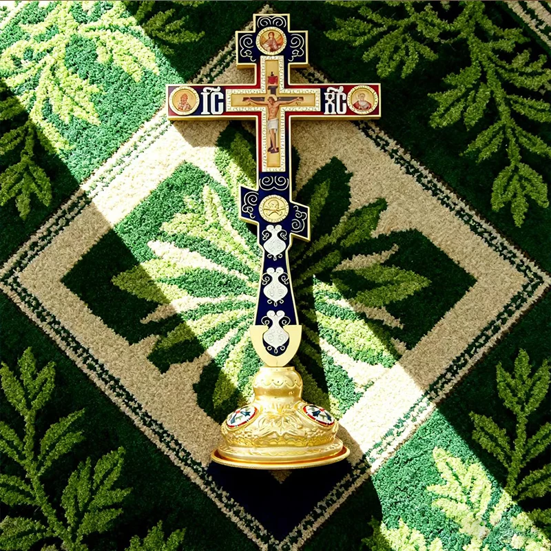 Neues Orthodoxes Kruzifix, vergoldetes Standkreuz mit religiösen Porträts, christliche Altardekoration für Zuhause, orthodoxes Geschenk – Detail 3