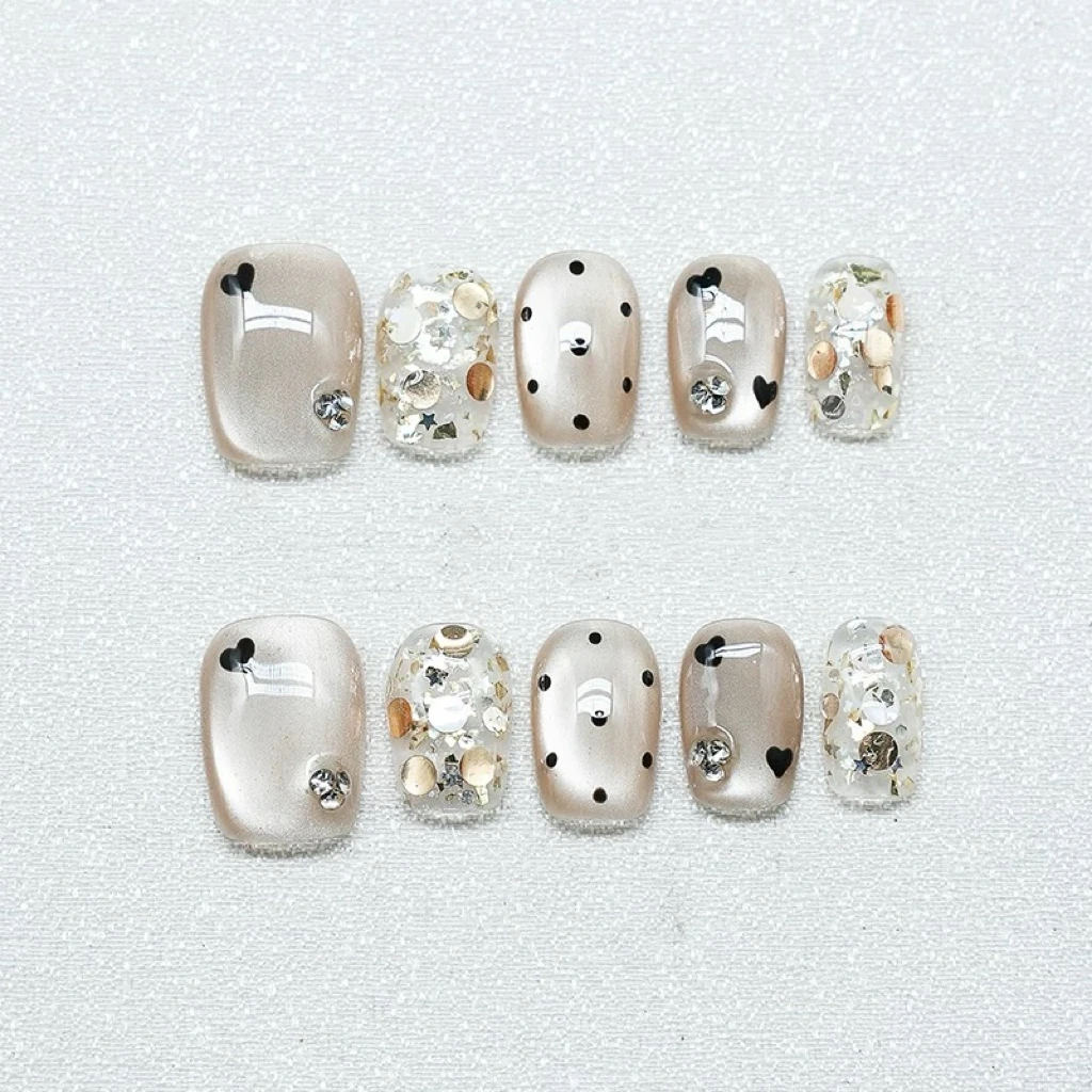 

Simple, playful and cute polka dot cat eye nail art, sequined diamond short nail art, reusable high-quality nail art