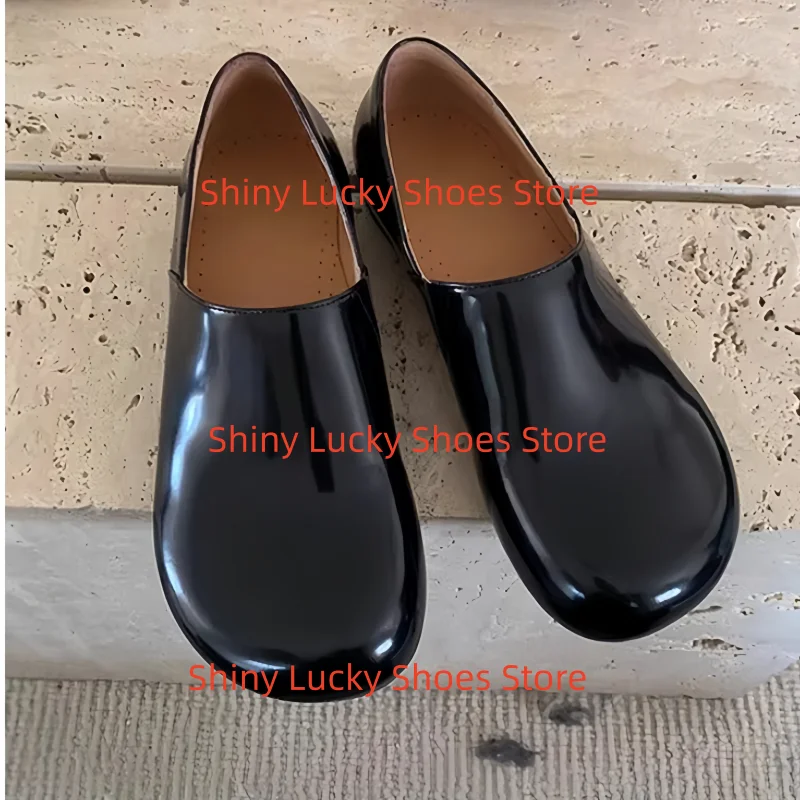 

Женские лоферы из лакированной кожи с круглым носком на плоской подошве, с декоративной строчкой