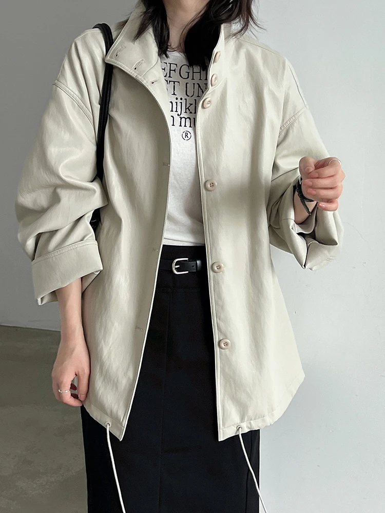 [EAM] Beige Drawstring Big Size PU Leather Jacket New Stand Collar Long Sleeve Women Coat Fashion Tide Spring Autumn 2026 1DJ949