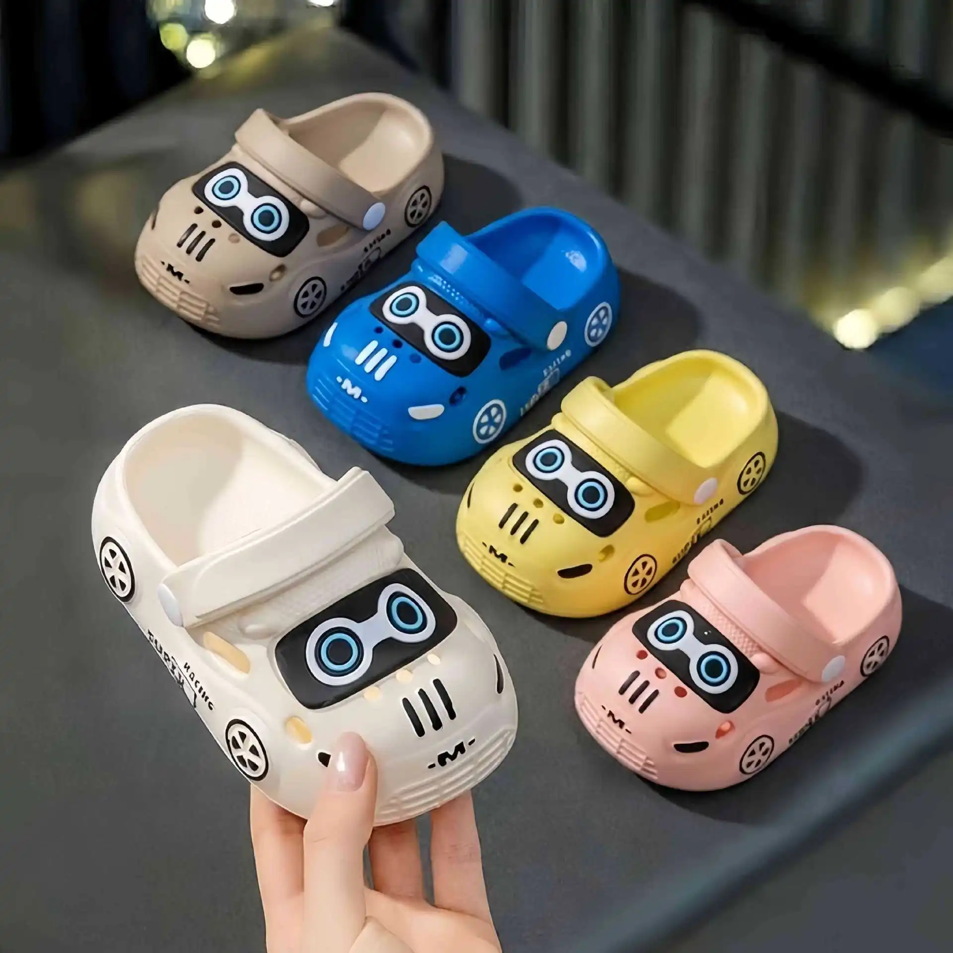 

Детские летние тапочки с мультяшными рисунками для мальчиков и девочек, противоскользящие, с мягкой подошвой, для дома и улицы, с отверстиями для пальцев, стильные тапочки для малышей.