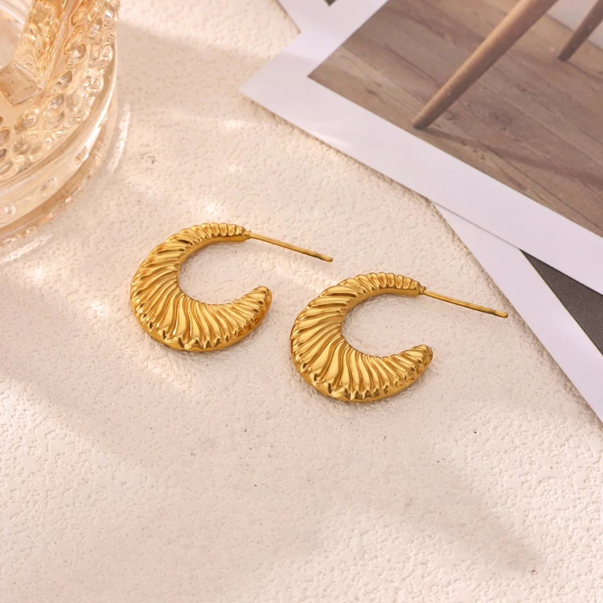 Vintage Goldfarbene Edelstahl-Creolen, gehämmerte geometrische quadratische plissierte klobige Croissant-Ohrringe, Damenschmuck – Detail 20