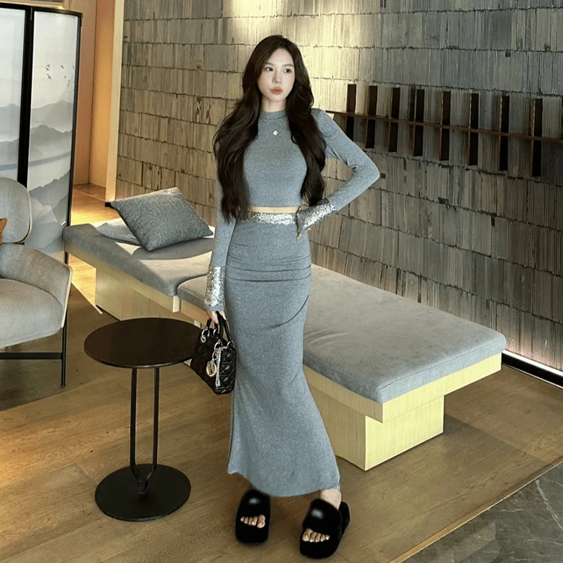 

Женский комплект из двух предметов: топ с длинными рукавами и обильной отделкой, и облегающая юбка. Модный осенний стиль для смелых девушек.