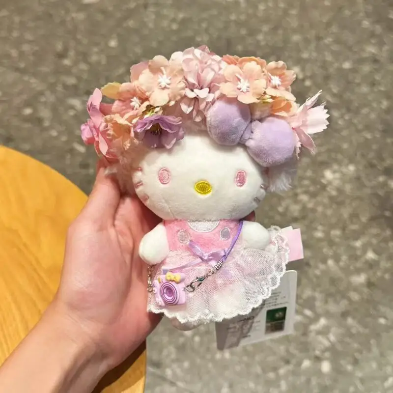 Spinka do włosów Sanrio Hello Kitty, opaska z kwiatami, kokarda, aparat fotograficzny, puszysta pluszowa lalka, breloczek, torba płócienna, dekoracja, prezent na Halloween dla dziewczynki