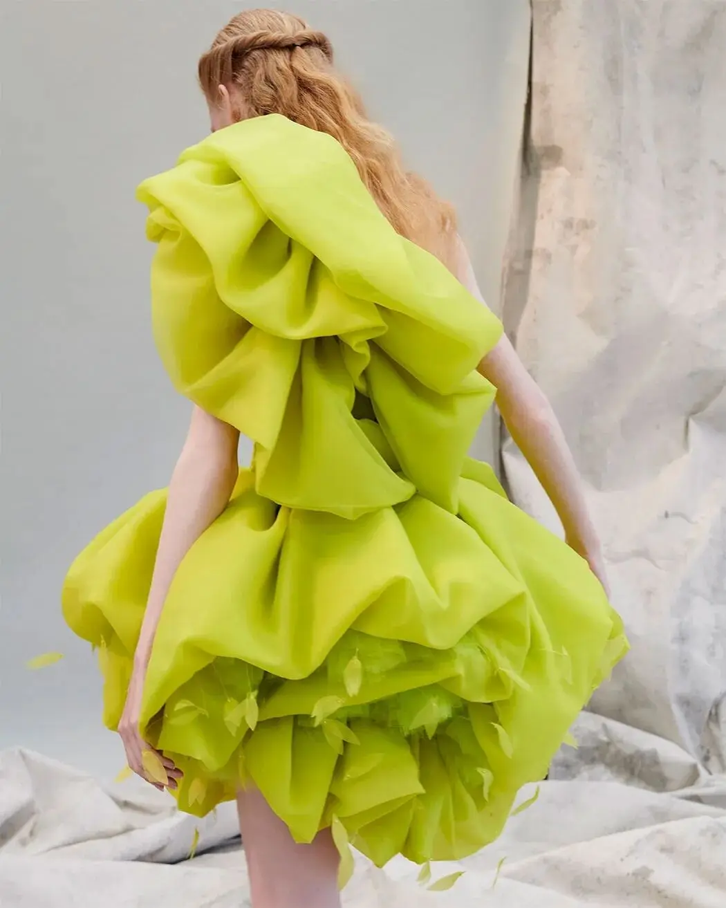 Chic abito da sera corto con volant verde Neon con piume abito da ballo in Organza arruffato con una spalla 2023 abiti da cerimonia da sera da donna