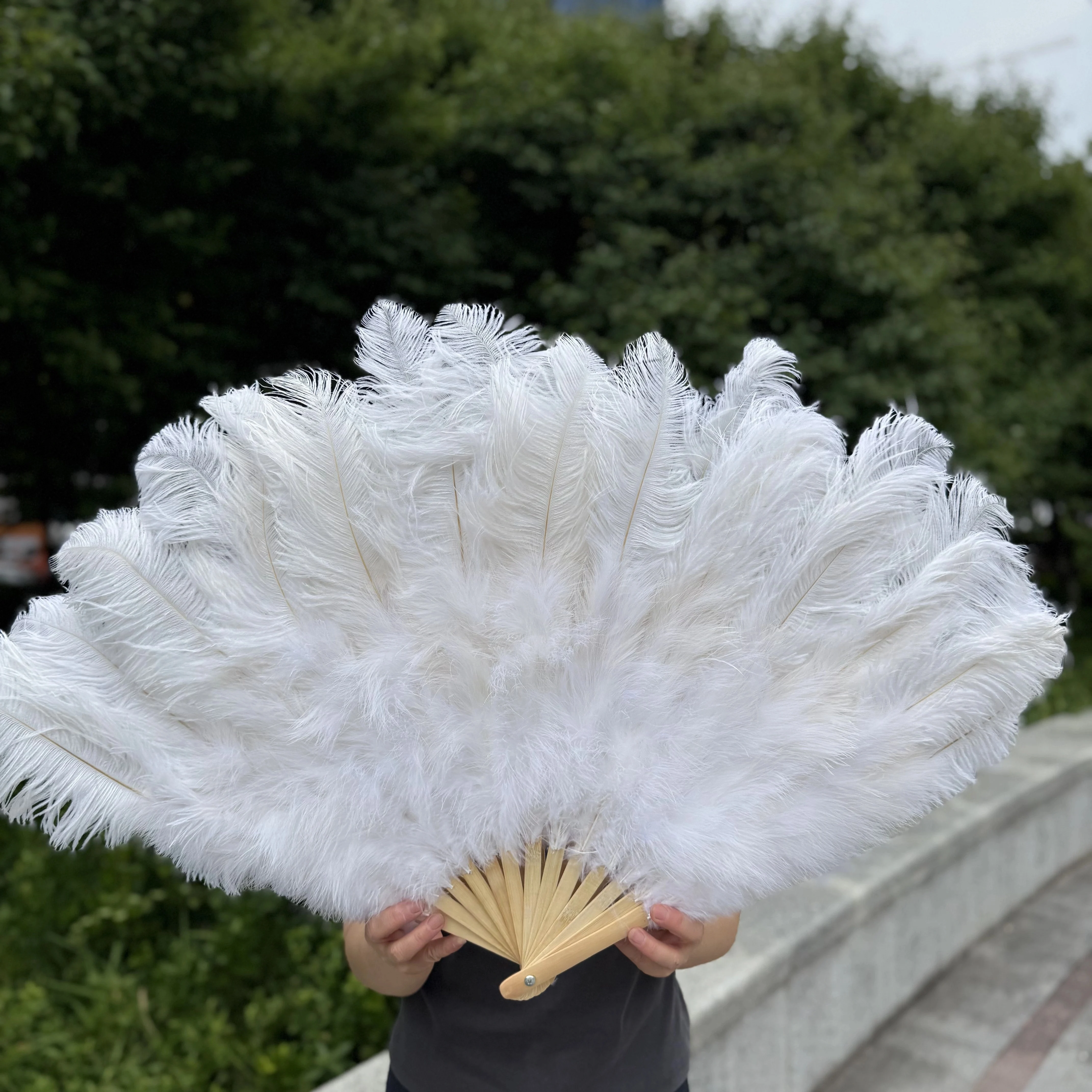 Handheld Big White Ostrich Feather Fan 100CM 130CM Feathers for Carnival Stage Performance Belly Dance 13 Bone Crafts Fan view 4