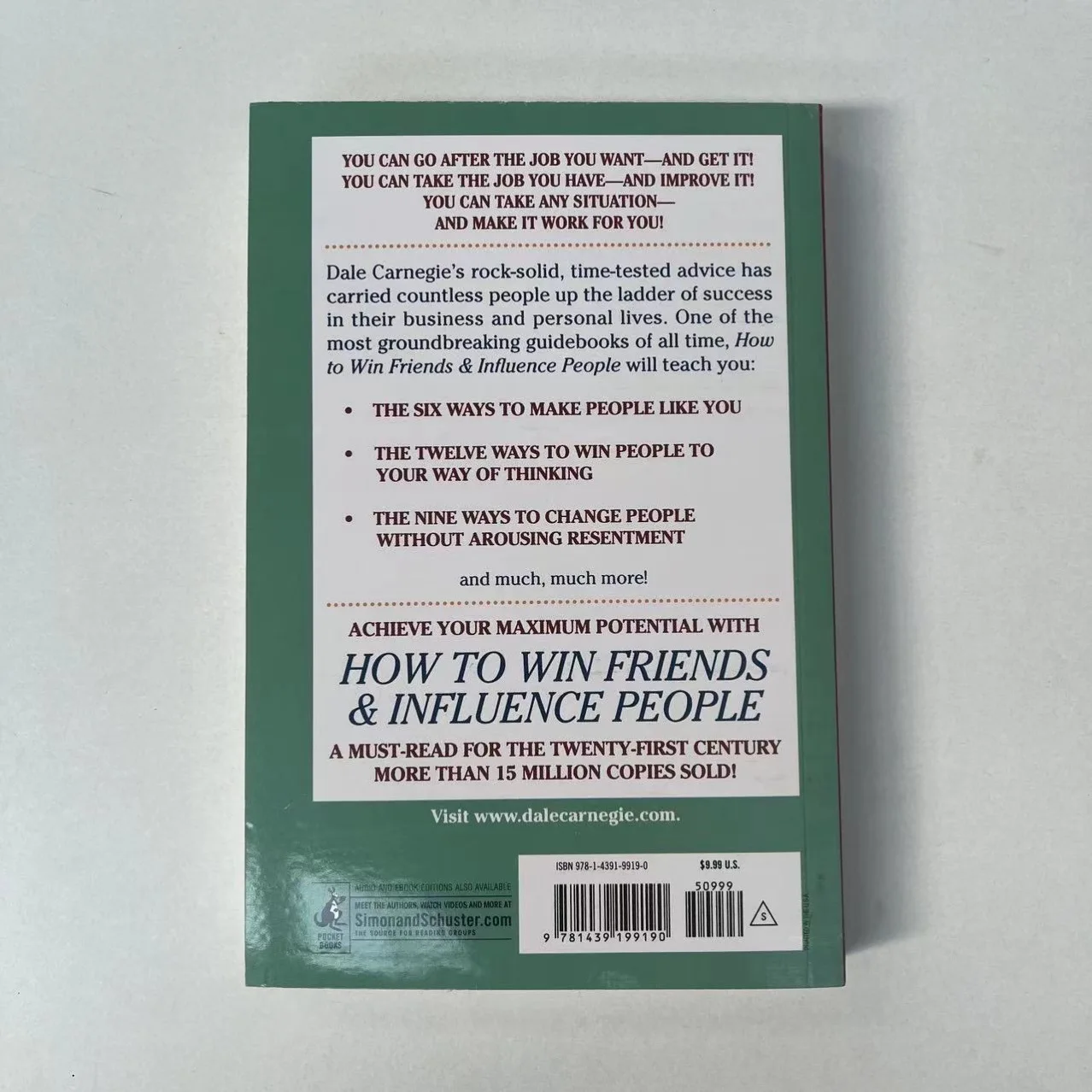 《How To Win Friends & Influence People》： Dale Carnegie's Classic Guide To Building Interpersonal Relationships