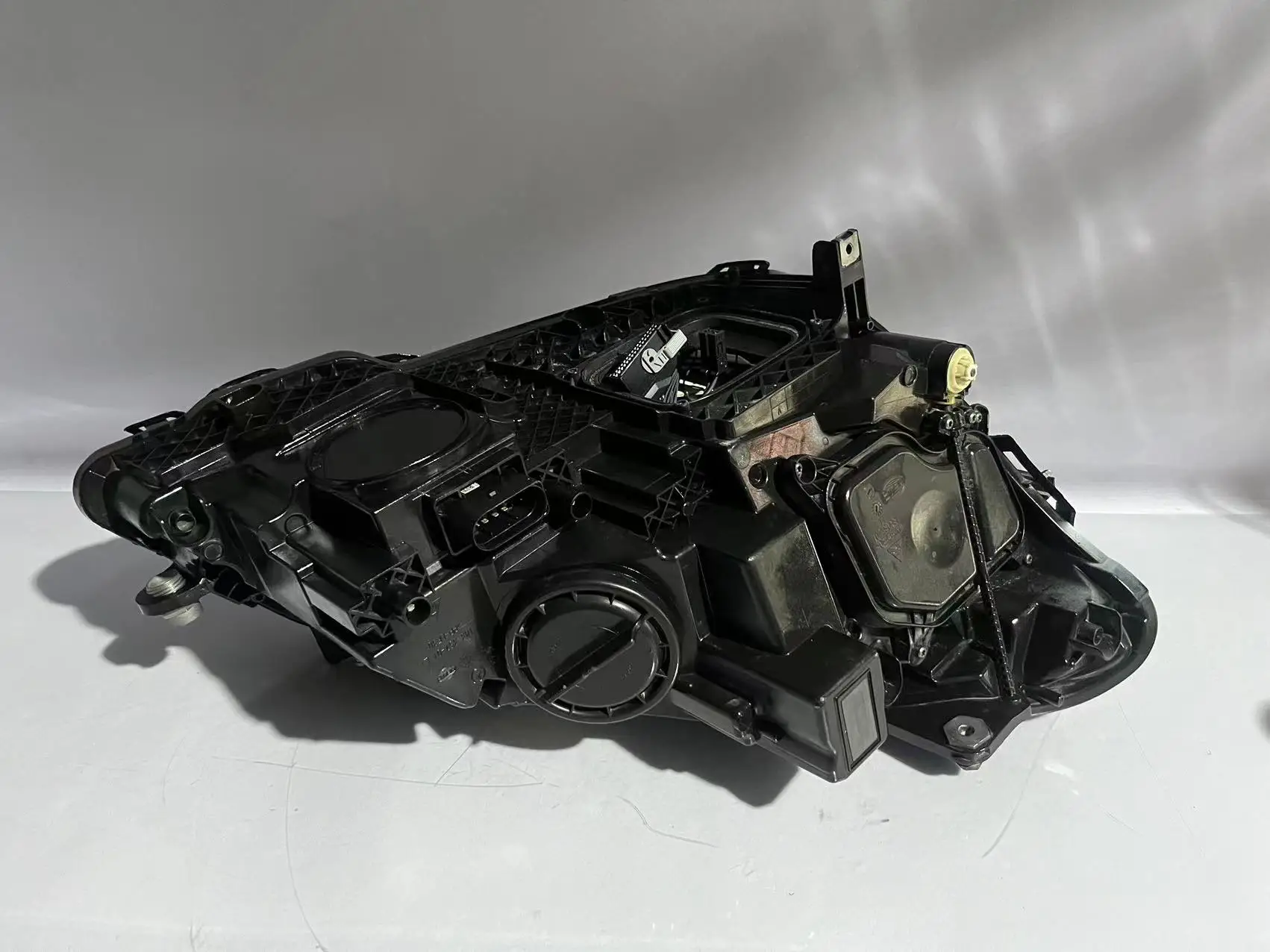 メルセデス・ベンツEクラスW207（2013-2018）用オートパーツヘッドライトW207ハロゲンヘッドライト