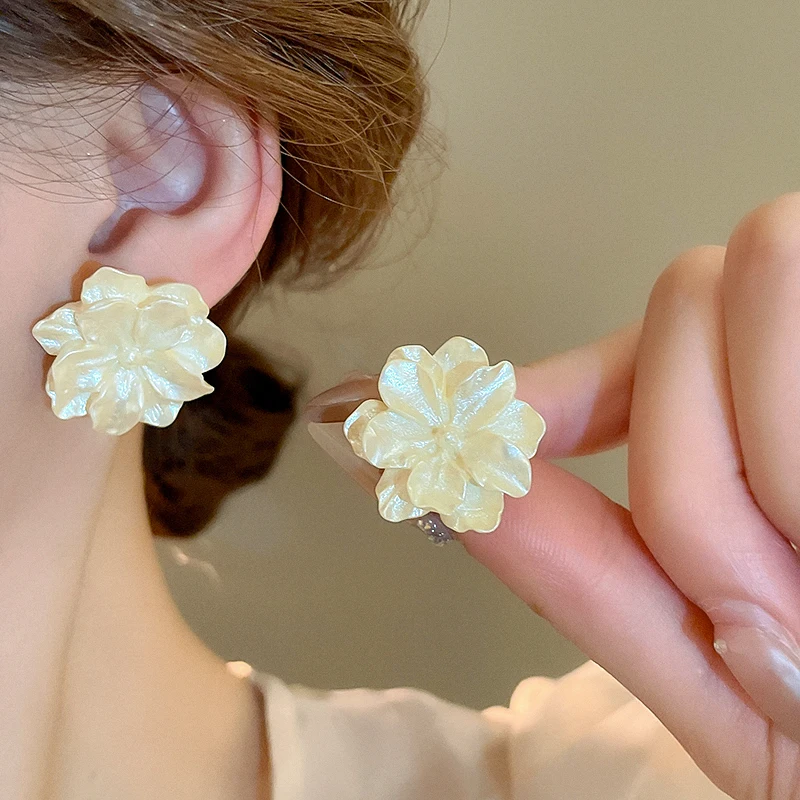 White Acrylic Flocking Three-dimensional Flowers Stud Earrings for Women Sweet Floral Girl Earring Versatile Fashion Ear Jewelry