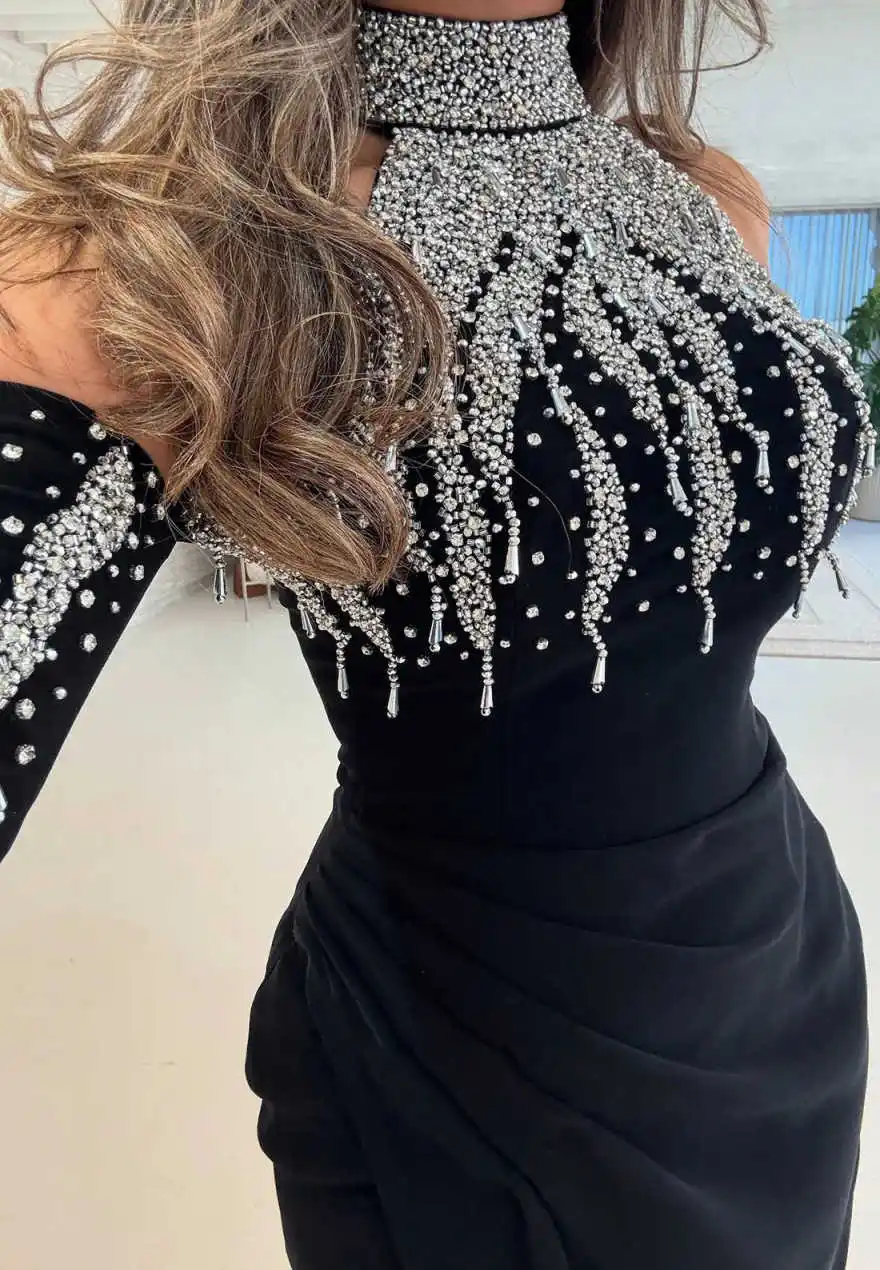 Elegancka suknia wieczorowa z wysokim kołnierzem, długim rękawem, zdobiona kryształkami, idealna na bankiet, studniówkę, imprezę, formalne okazje, możliwość personalizacji.