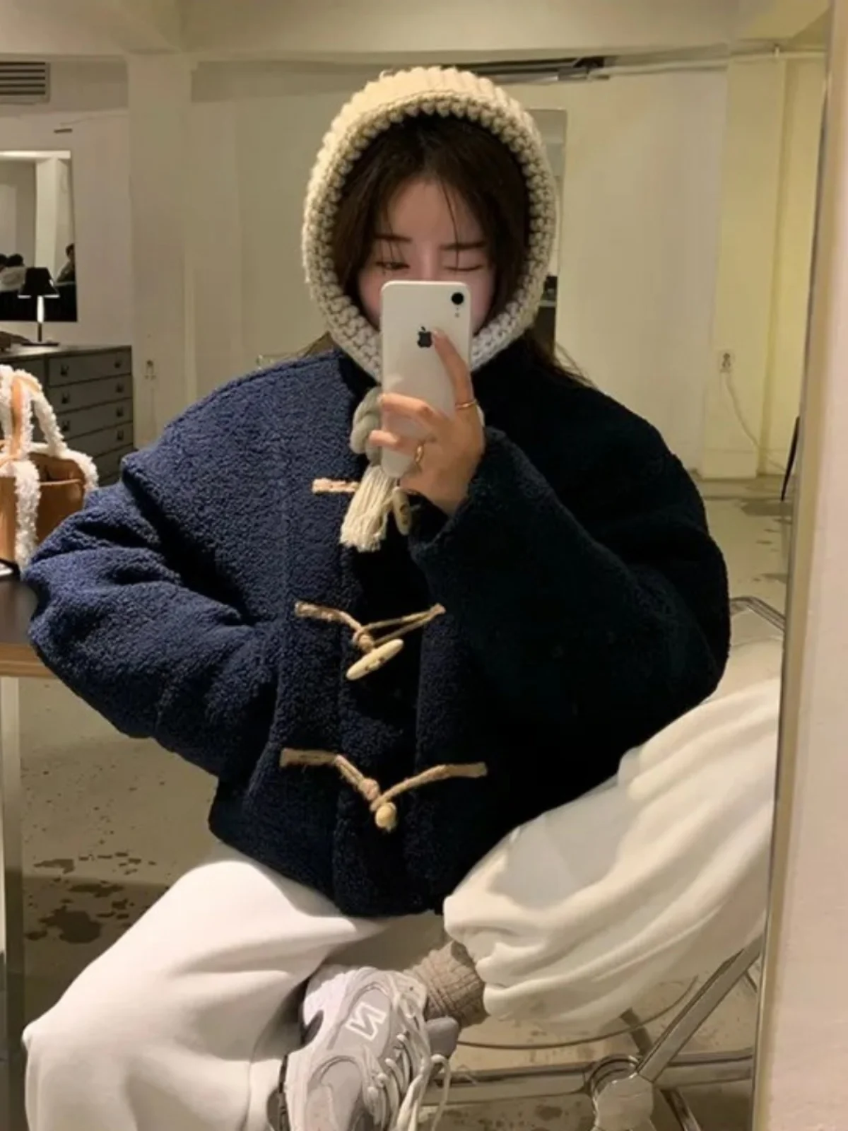 معطف شتوي أنيق للنساء بأزرار على شكل قرون، ملابس خارجية ناعمة بتصميم حليبي، مقاس صغير، أسلوب عصري للتنقل اليومي