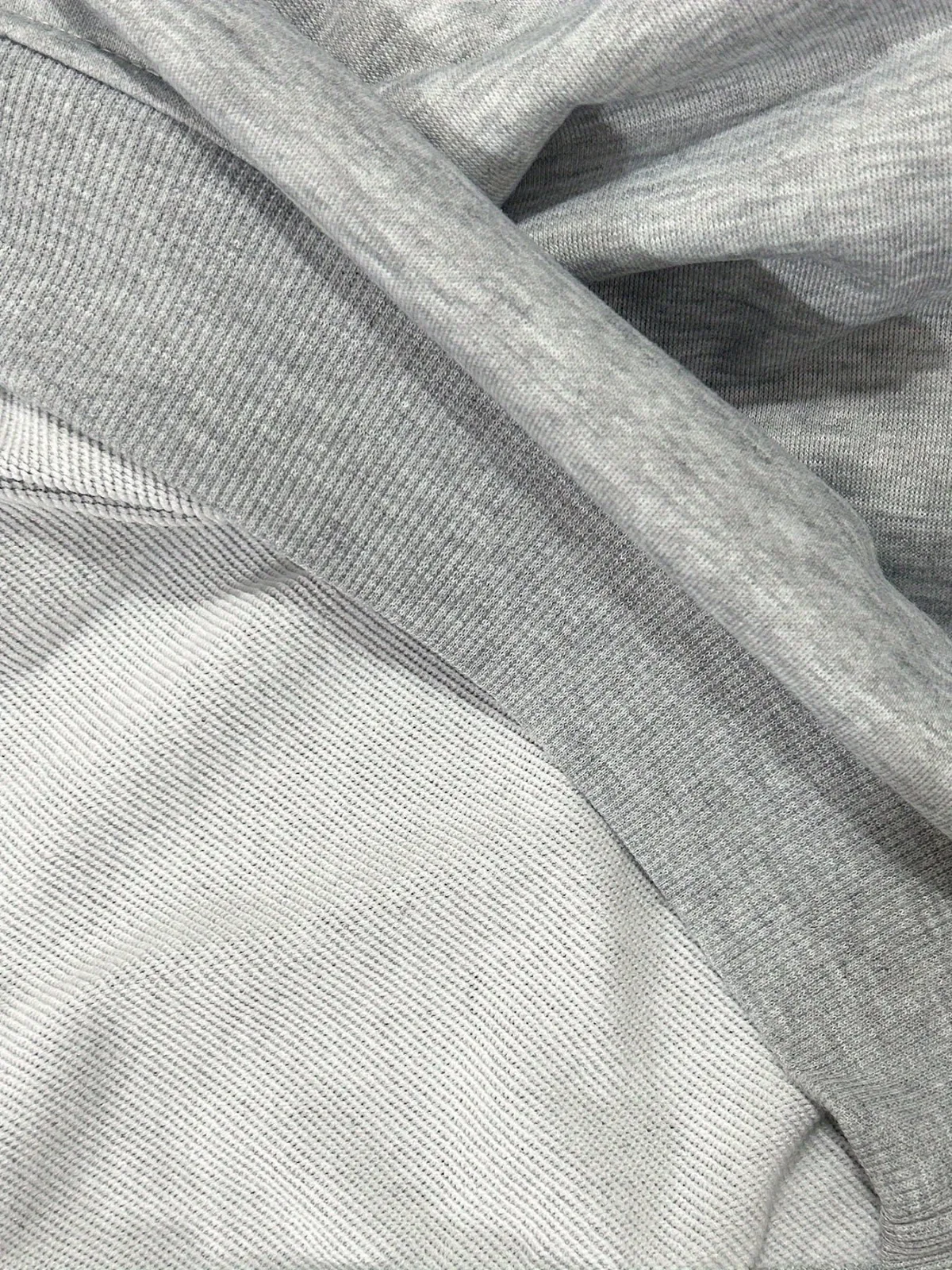 Damska bluza vintage z grafiką softballu i serca, urocza sportowa bluza z okrągłym dekoltem, sweter dla mamy sportowca, bluza dla miłośniczki softballu, prezent na dzień meczu.