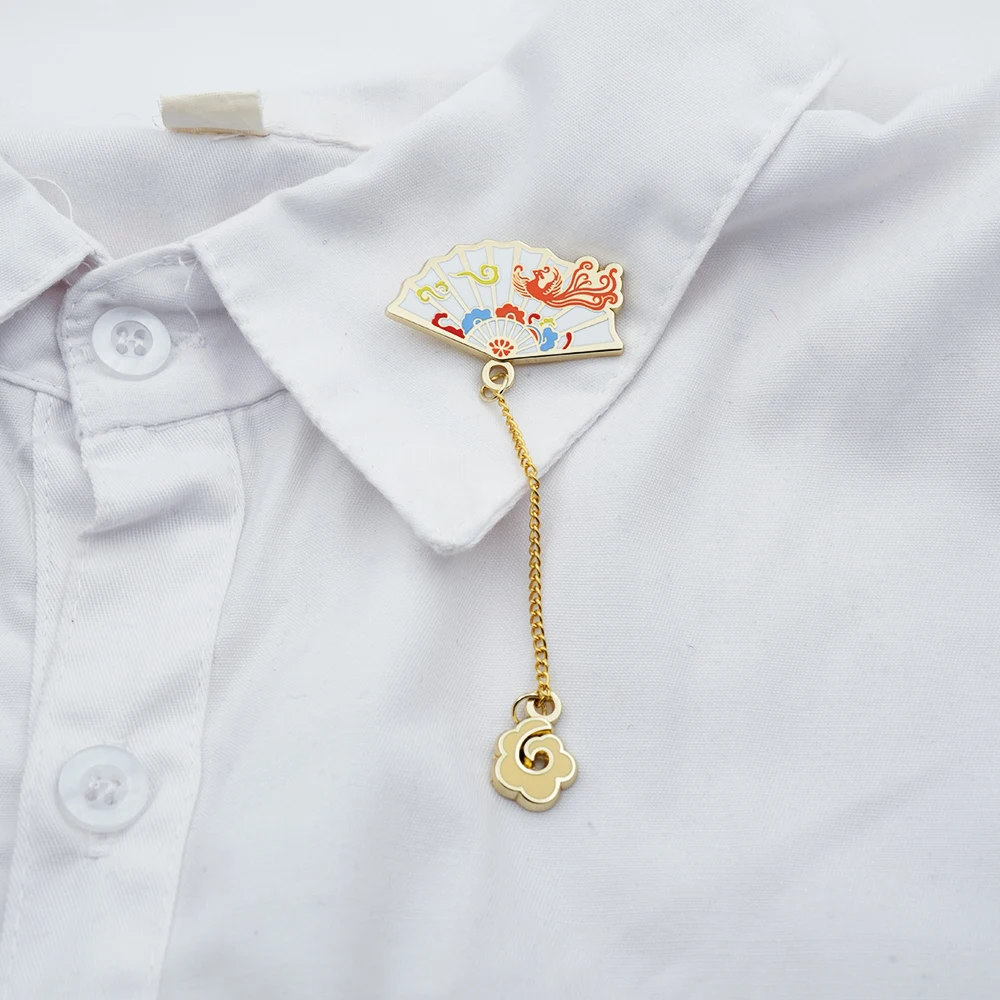 Klassischer chinesischer Fächer, Anhänger mit Glückswolke und fliegendem Vogel, Emaille-Anstecker, exquisiter Modeschmuck für den Kragen. – Detail 6