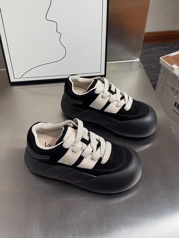 Sneakers wanita hitam desainer sepatu vulkanisir Sneakers Platform kulit sintetis musim gugur renda wanita datar sepatu roti