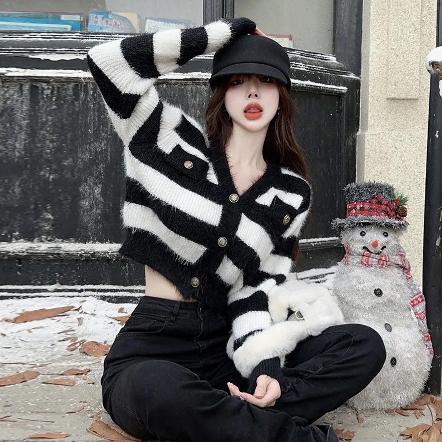 เสื้อคาร์ดิแกนแขนยาวลายทางขาวดำ กลิ่นอายความหอมอ่อนๆ สำหรับผู้หญิง ฤดูใบไม้ร่วง ฤดูหนาว คอวี ถักด้วยขนนก สไตล์อเนกประสงค์ เหมาะสำหรับใส่ทำงาน