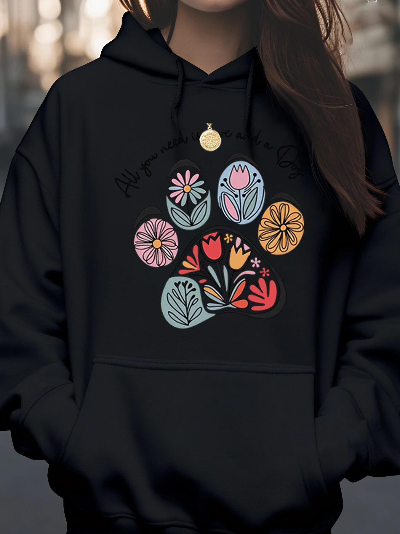 نمط الأزهار والنص كل ما تحتاجه هو الحب وقلنسوة للكلاب لملابس الربيع والصيف غير الرسمية للنساء