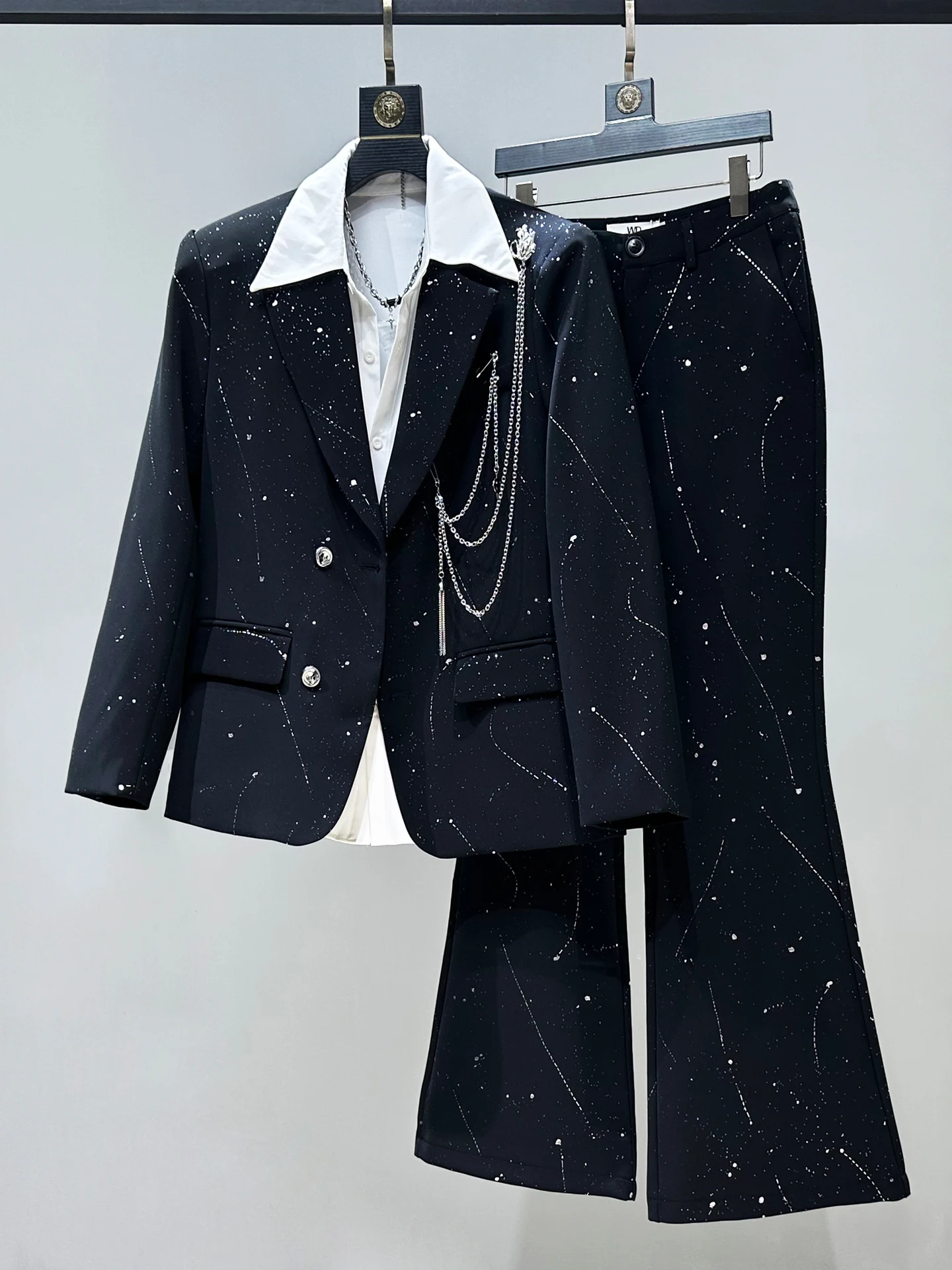 

Loose Fit Men's Tailored Suiting Jaet And Pants Set Heavyweight Chain Detail Star Pattern Youthful Sle Autumn Collection