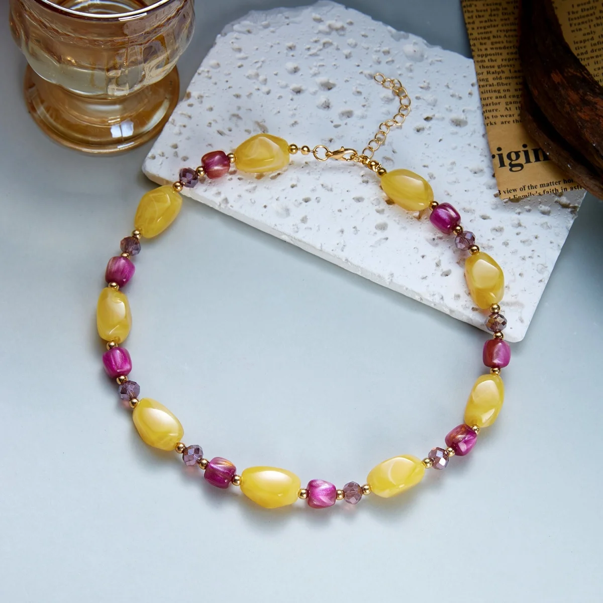 Französische Retro-Halskette mit sanften, farbenfrohen Kristallharzperlen für Damen und Herren, Hippie-Stil, unregelmäßige Perlen, Choker, Reiseschmuck – Detail 25