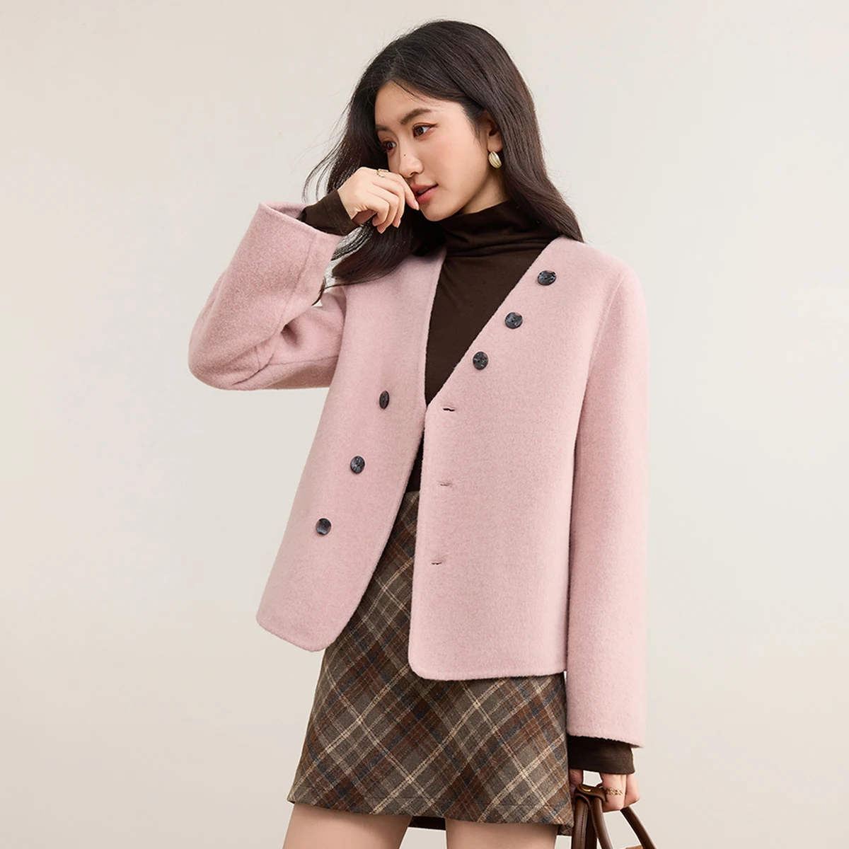 เสื้อโค้ทขนสัตว์สองด้าน SENTBUILA สำหรับผู้หญิง ฤดูใบไม้ร่วง ฤดูหนาว 2025 คอวี ทรงหลวม แจ็คเก็ตขนเป็ดแบบสั้น เสื้อคลุมตัวนอกสำหรับผู้หญิง รุ่น W54OF2424