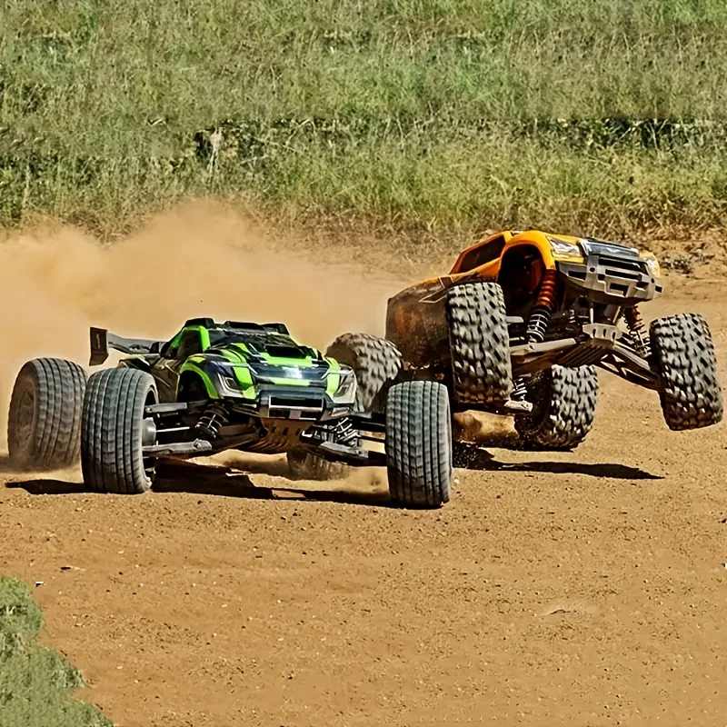 

Высокоскоростная машинка на радиоуправлении. Полиэтиленовая радиоуправляемая машинка для бездорожья с 2 перезаряжаемыми батареями и разноцветной подсветкой.