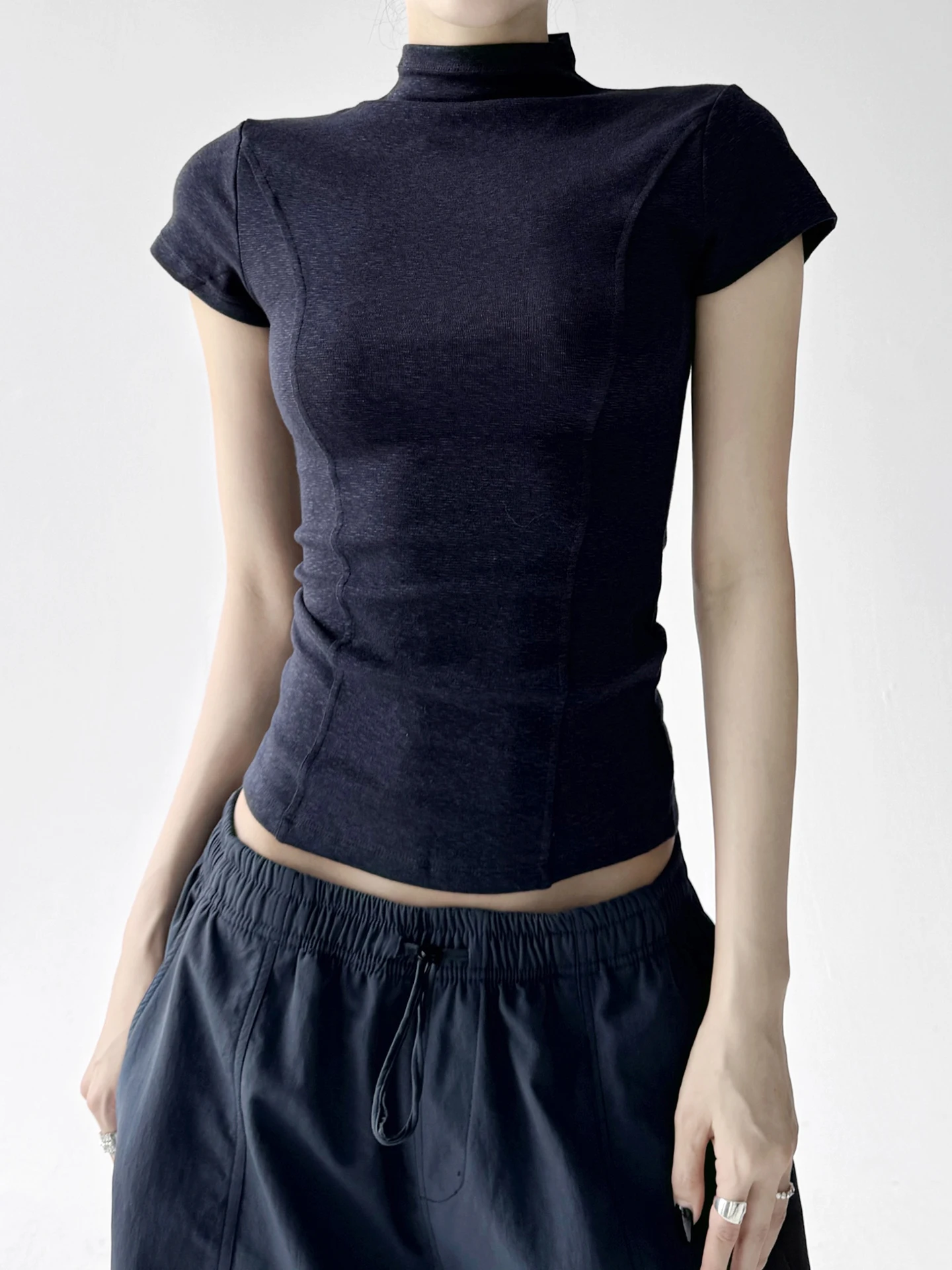 เสื้อยืดแขนยาวผู้หญิง สไตล์หวานซ่อนเปรี้ยว แฟชั่นฤดูใบไม้ร่วง 2025 ลำลอง ใส่เป็นเสื้อตัวในได้ ดีไซน์อเนกประสงค์