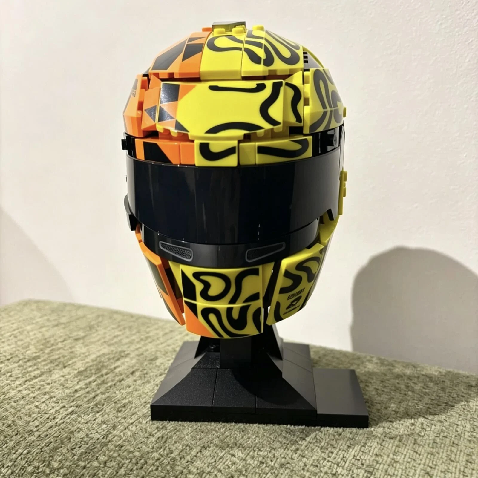 2026 New 793pcs Racing Car Racing Driver Lando Norris Helmet Yellow Building Block Puzzle Model Toys For Ornament Birthday Gifts view 2