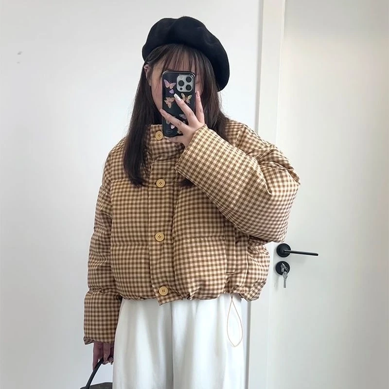 سترة نسائية شتوية جديدة لعام 2025 سترة قصيرة على الطراز الكوري تصميم صغير طازج معطف خبز مبطن سميك للطلاب