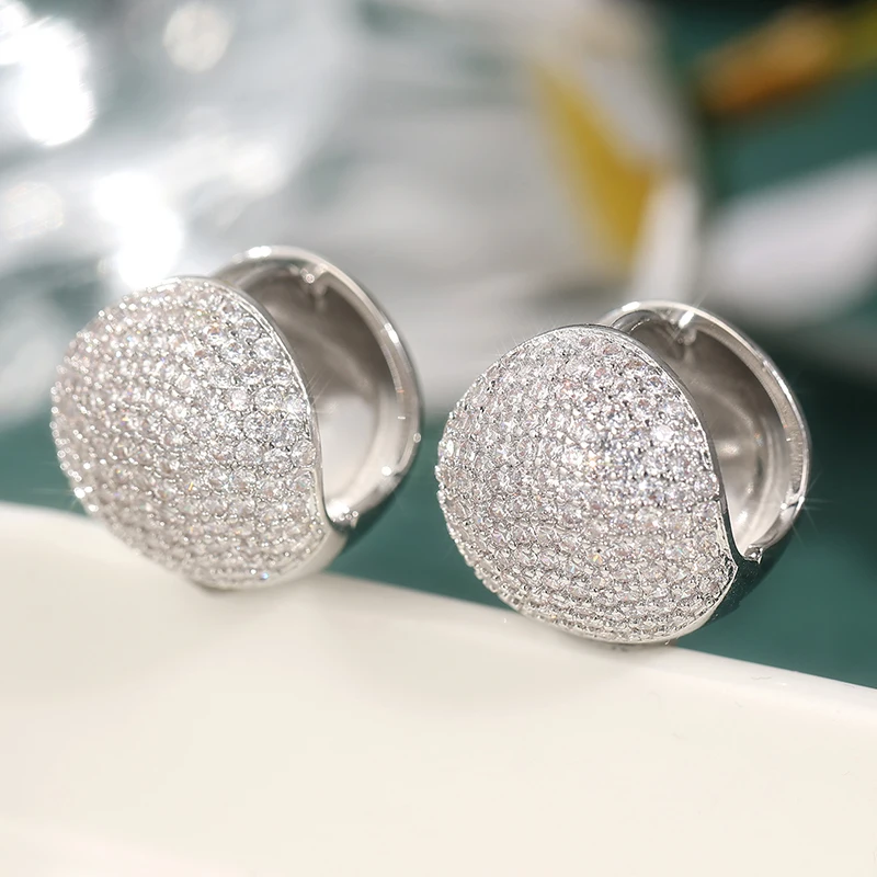 Elegante Silberfarbene Weiße CZ-Creolen Damenohrringe Geometrische Mode für Party und Alltag
