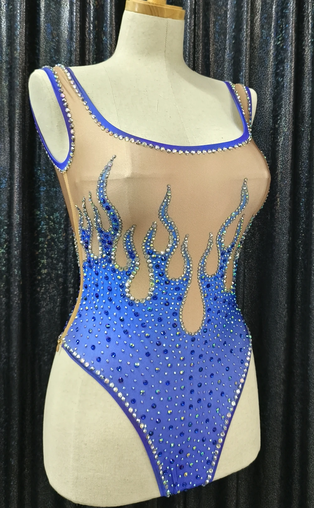 キラキラシルバーのラインストーンブループリントレオタード女性歌手ダンサーステージパフォーマンス衣装豪華な宝石ショー着用 ﻿