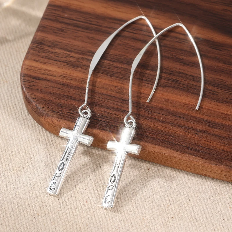 Ethnische Silberfarbene Kreuz-Ohrhänger für Damen Metall-Ohrringe mit Handgeschnitztem Muster für Party und Alltag – Detail 1