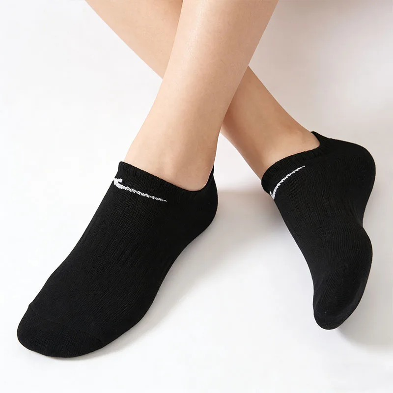 

Nike EVERYDAY LTWT ANKLE 3PR Удобные, универсальные, дышащие, прочные хлопковые носки с низким вырезом SX7678-010