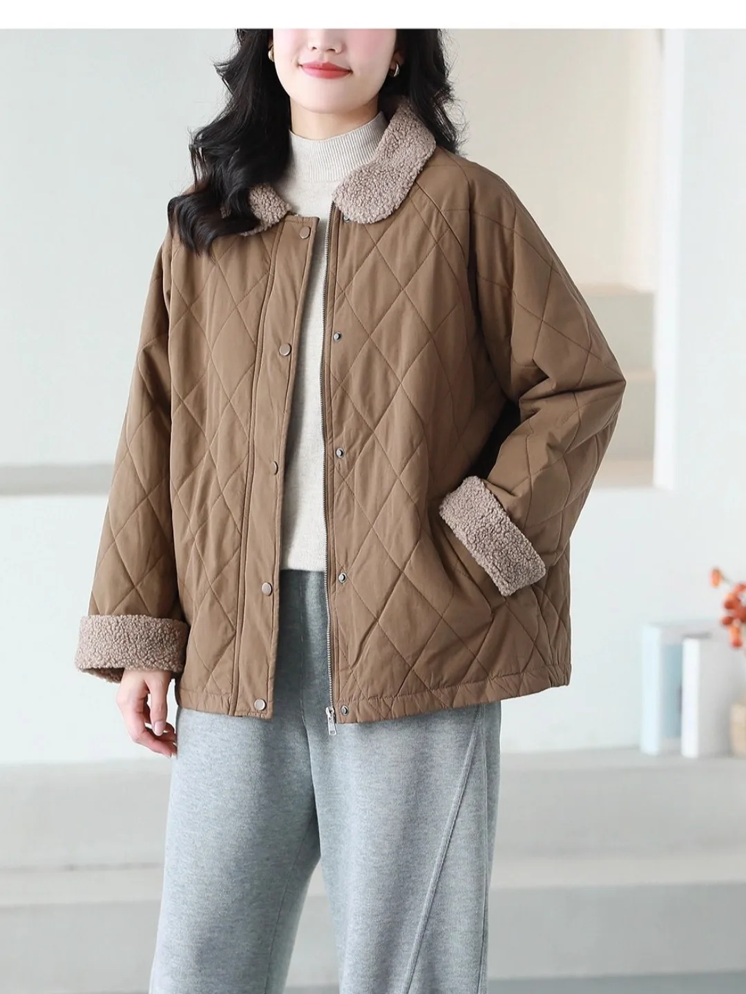 عارضة Sle تقسم فرو الضأن Jaet فضفاضة تناسب القطن اصطف الشتاء ملابس خارجية تأثير التخسيس الماس نمط معطف المرأة