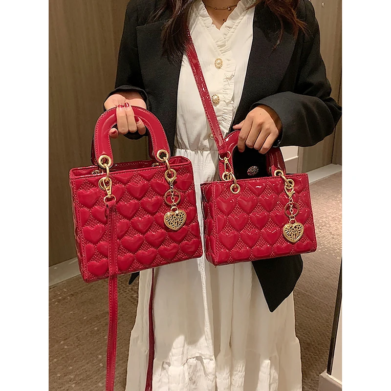 Red Love Lackleder-Handtasche mit heller Oberfläche, High-End-Design-Sense-Hochzeitstasche, neue modische, passende Umhängetasche für Damen