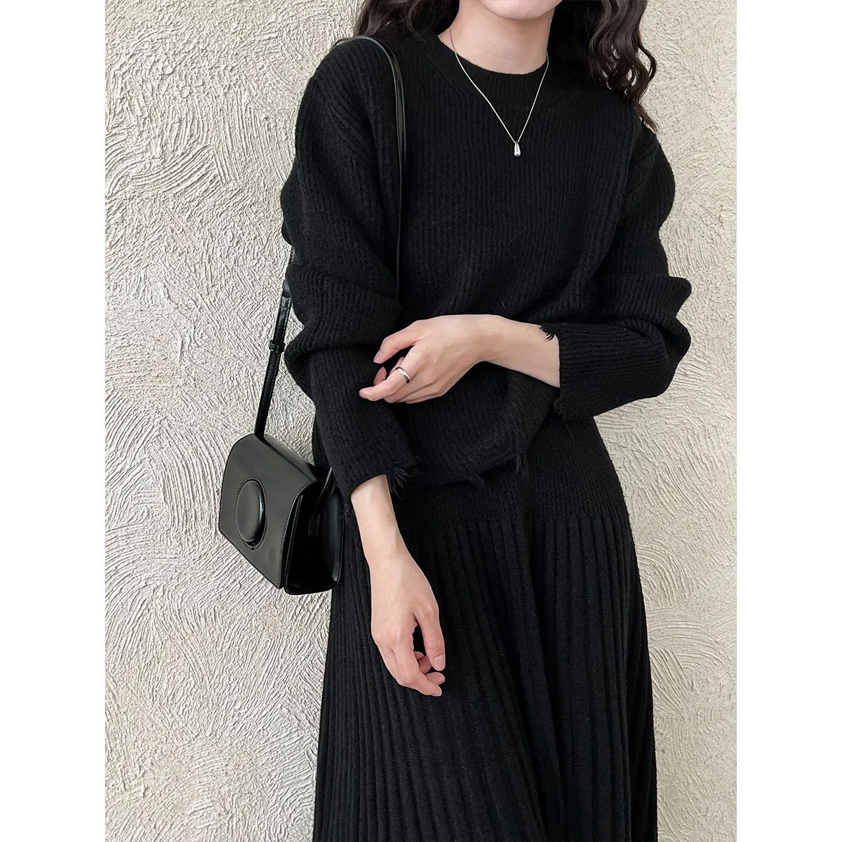 سترة محبوكة برقبة دائرية + تنورة عالية الخصر للتخسيس بطيات طقم نسائي للخريف والشتاء