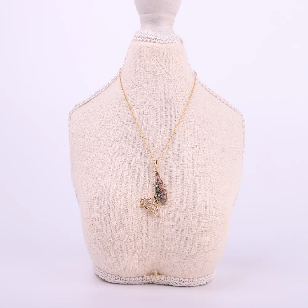 Collana a farfalla da donna - Eleganti gioielli con ciondolo scavato con zirconio ramato e zirconi micro intarsiati, C alla moda