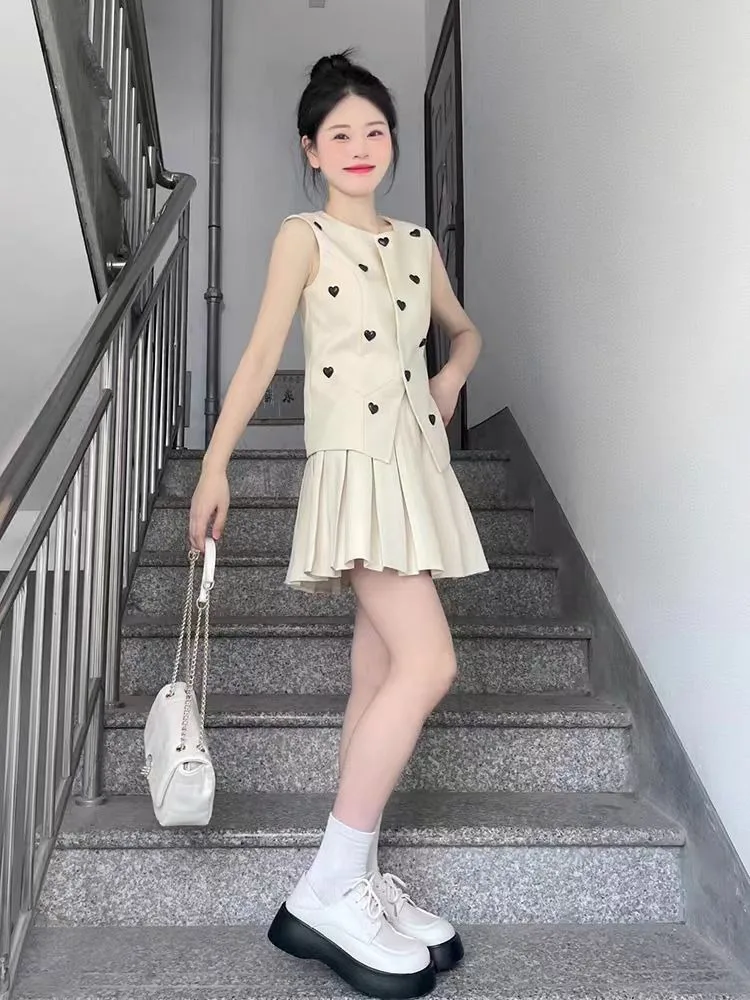 Nuovo set da due pezzi di piccola fragranza di fascia alta da donna gilet senza maniche stampato a forma di cuore sottile + minigonna a pieghe abito alla moda