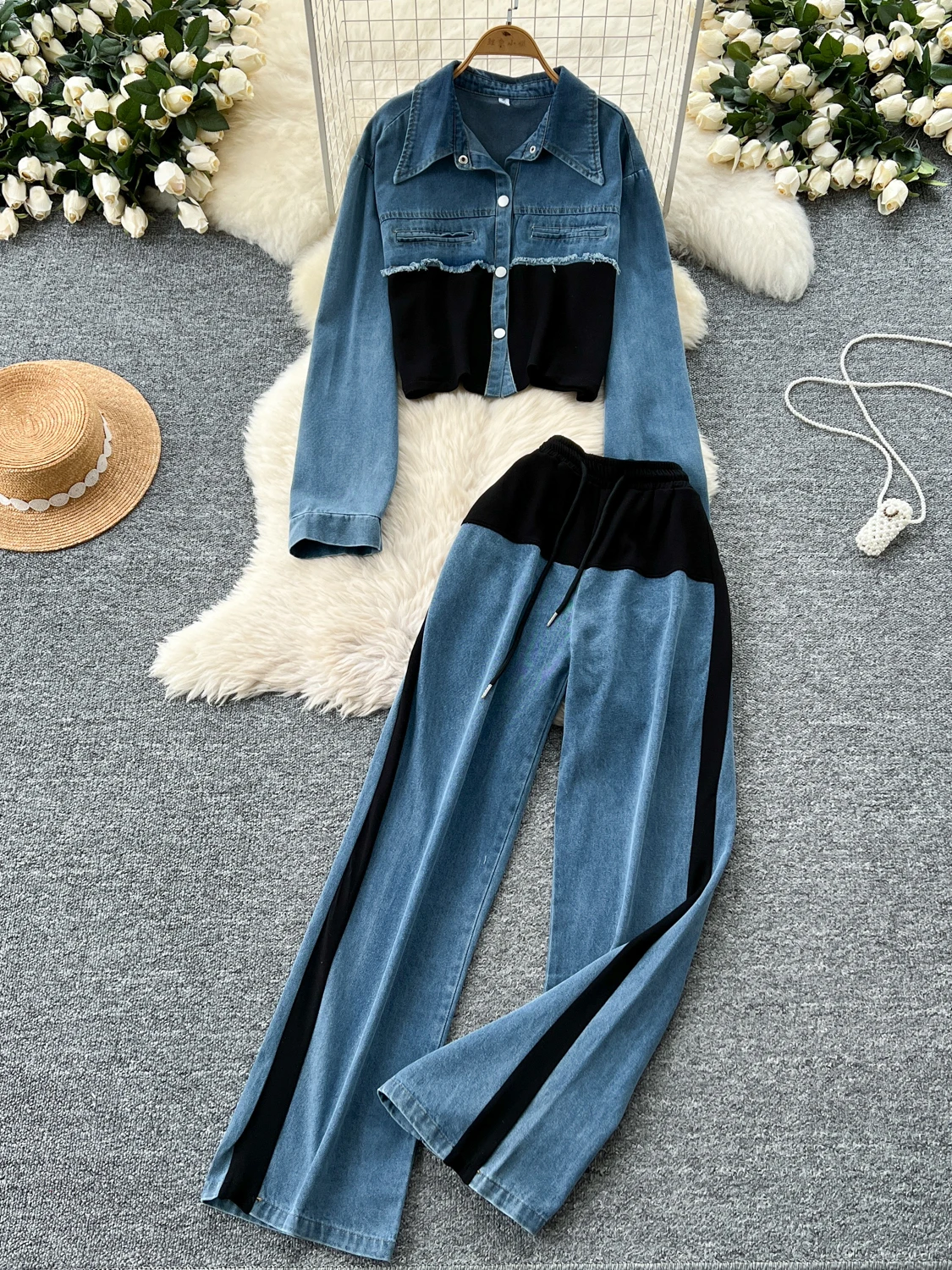 طقم نسائي عصري من قطعتين بأسلوب هونغ كونغ، بنطلون جينز واسع الساق بخصر مرتفع ومرقع، وجاكيت خارجي