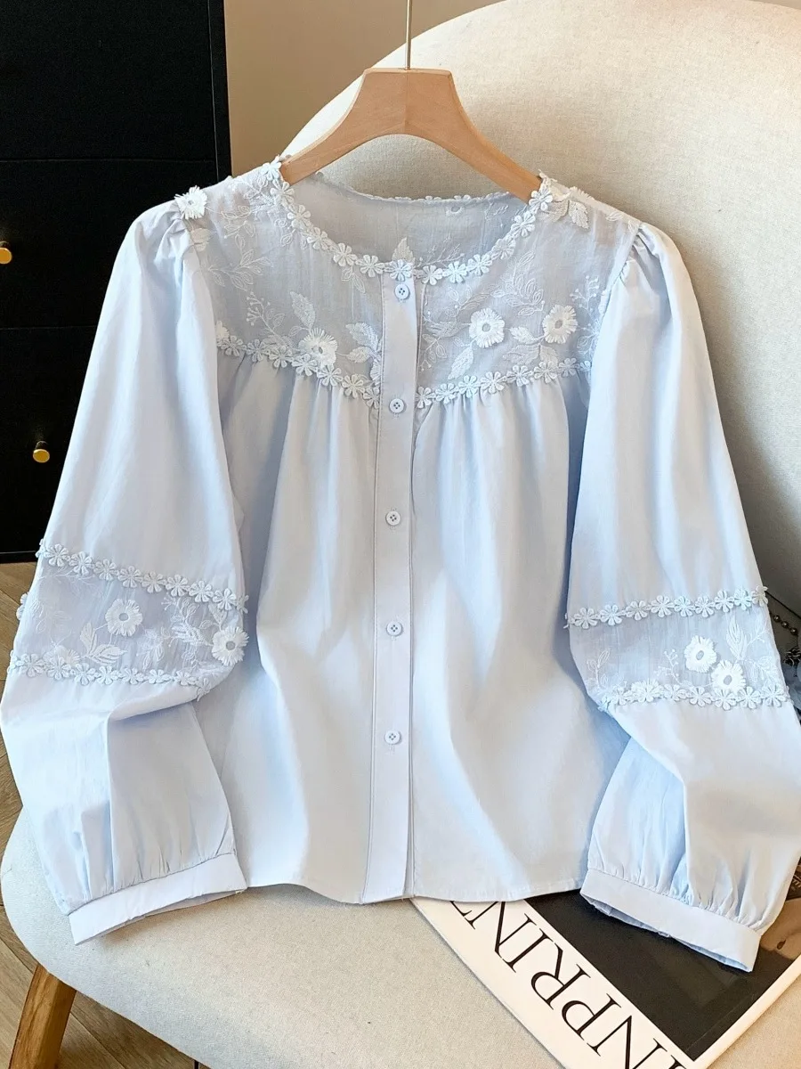 

Новая женская рубашка в корейском стиле с кружевными вставками, свободного кроя, очень красивая, молодежная, дышащая, комфортная, весенняя коллекция.