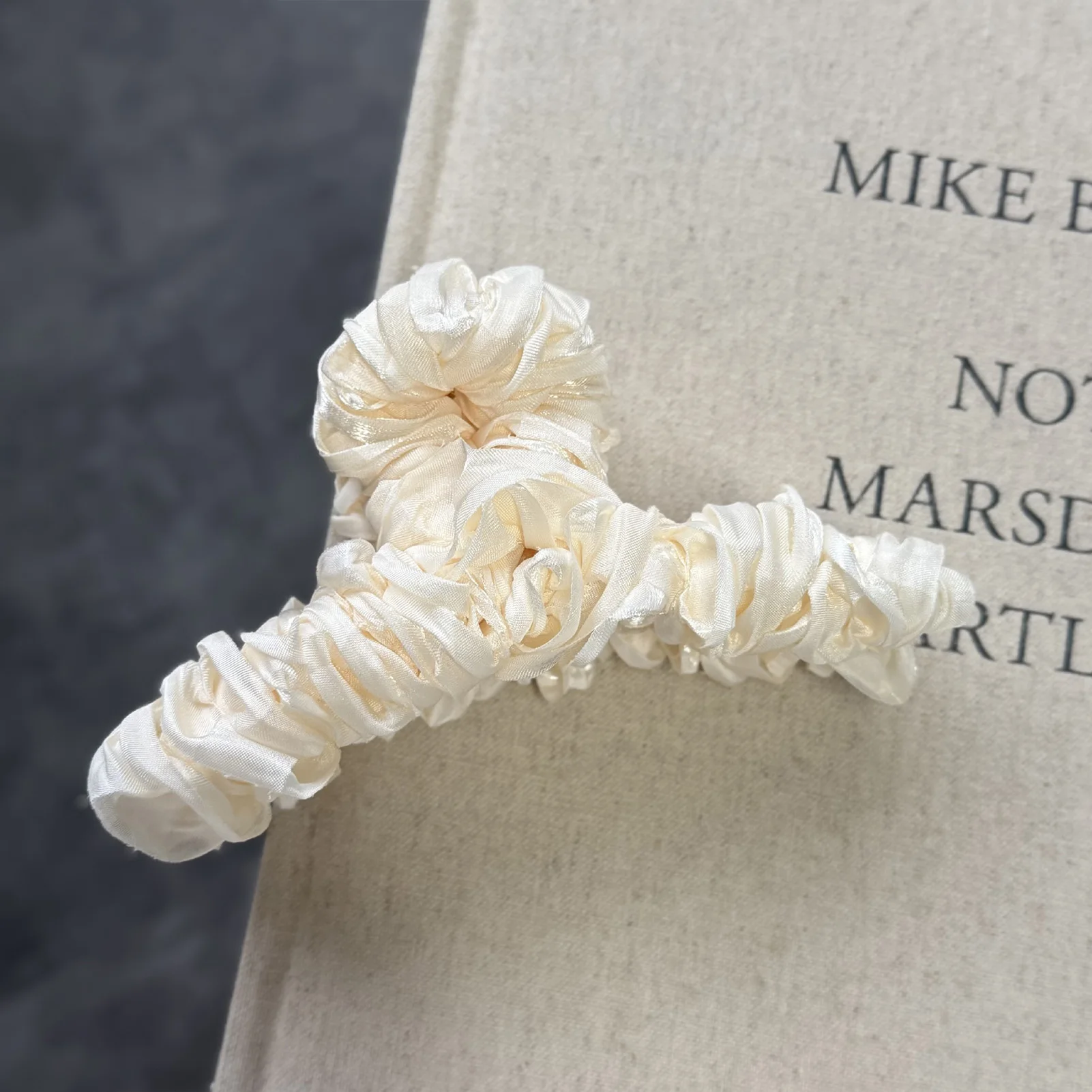 Рисунок 5 - Элегантные тканевые заколки для волос