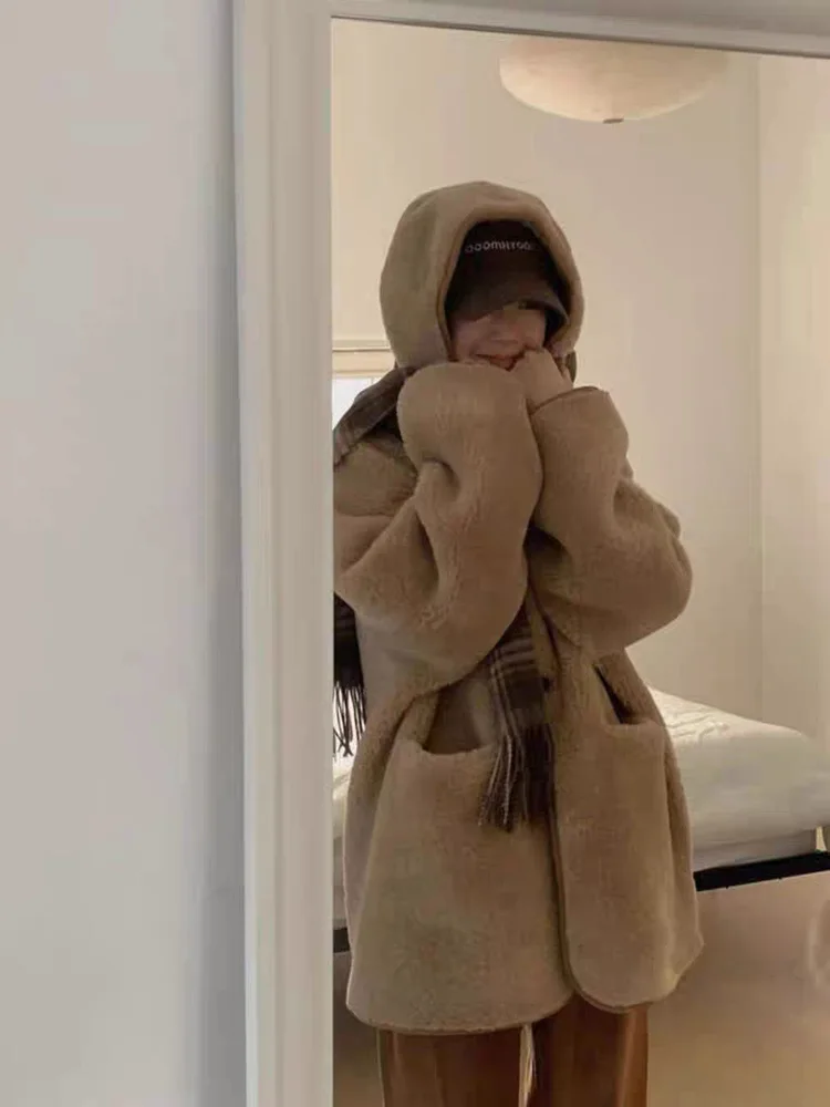 レディース暖かいフード付きラムファージャケット、大きなケットデザイン、インテイテッドレザーとファーの冬用コート、ヴィンテージ風ロングスリーブ