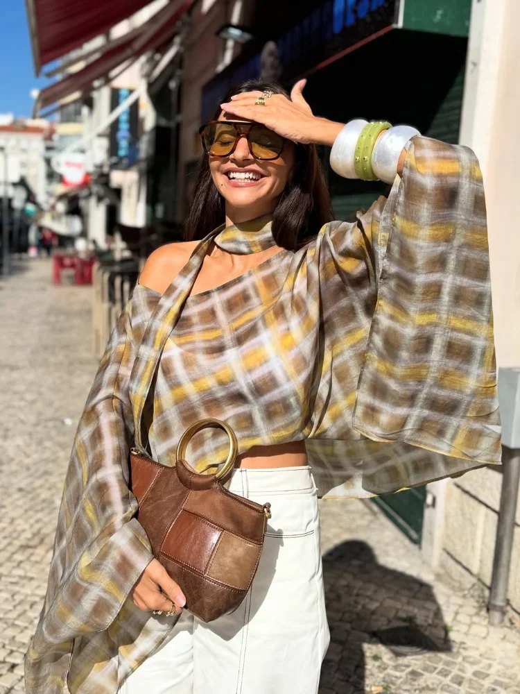 

Женская модная блузка из прозрачного шифона в клетку с одним открытым плечом, расклешенными рукавами и асимметричным подолом, коричневая, 2026, для отпуска